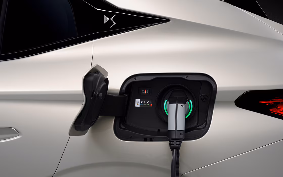 1 8 3 206 Wallbox charging stations DS N4 PLUG IN HYBRID SmallXS8 5