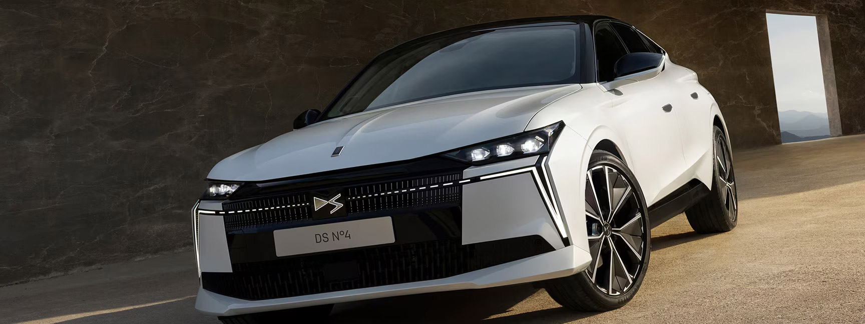 1-8-3_73_DS_N4_PLUG-IN-HYBRID_Light_signature_XXS54-25.jpg